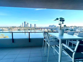 Stunning waterfront 3 bedroom condo with Pool, BBQ, Sydney